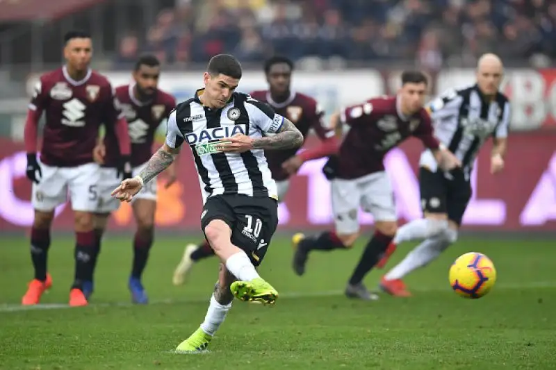 Ola Aina porta in vantaggio il Toro, poi succede di tutto con la Var chiamata in causa tre volte. De Paul si fa parare un rigore da Sirigu e a Okaka viene annullato un gol per fuorigioco di Lasagna.