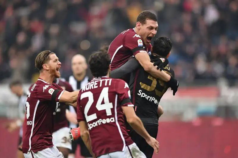 Ola Aina porta in vantaggio il Toro, poi succede di tutto con la Var chiamata in causa tre volte. De Paul si fa parare un rigore da Sirigu e a Okaka viene annullato un gol per fuorigioco di Lasagna.