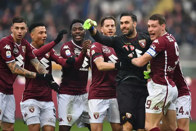 Ola Aina porta in vantaggio il Toro, poi succede di tutto con la Var chiamata in causa tre volte. De Paul si fa parare un rigore da Sirigu e a Okaka viene annullato un gol per fuorigioco di Lasagna.