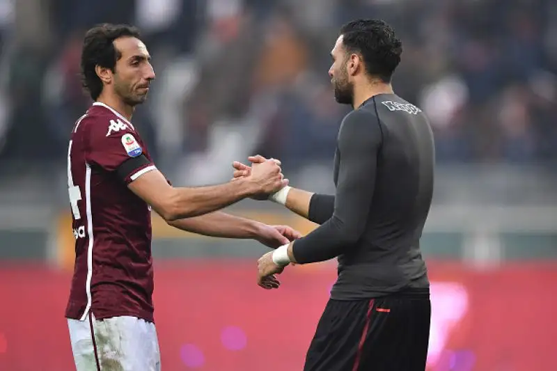 Ola Aina porta in vantaggio il Toro, poi succede di tutto con la Var chiamata in causa tre volte. De Paul si fa parare un rigore da Sirigu e a Okaka viene annullato un gol per fuorigioco di Lasagna.