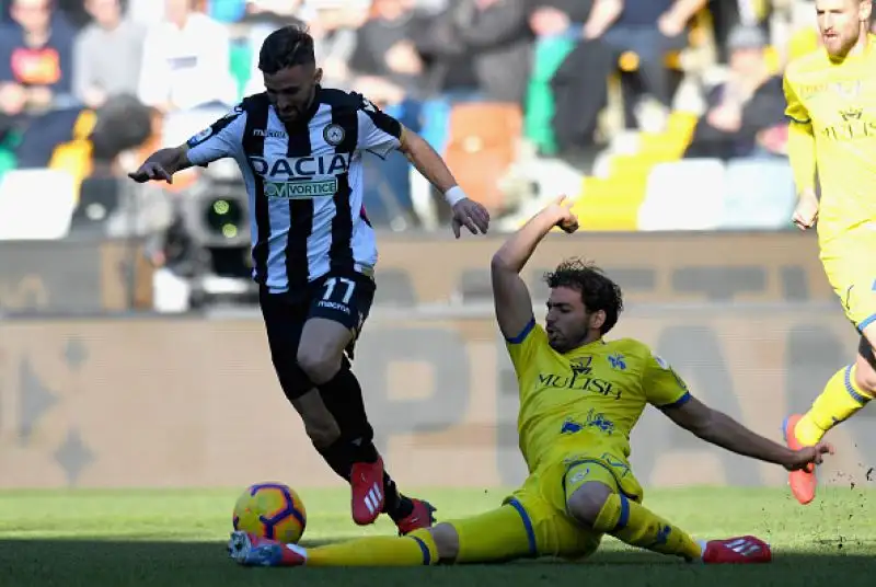 I friulani piegano nel finale con Teodorczyk il Chievo e si portano a 22 punti, tornando alla vittoria dopo quattro partite.