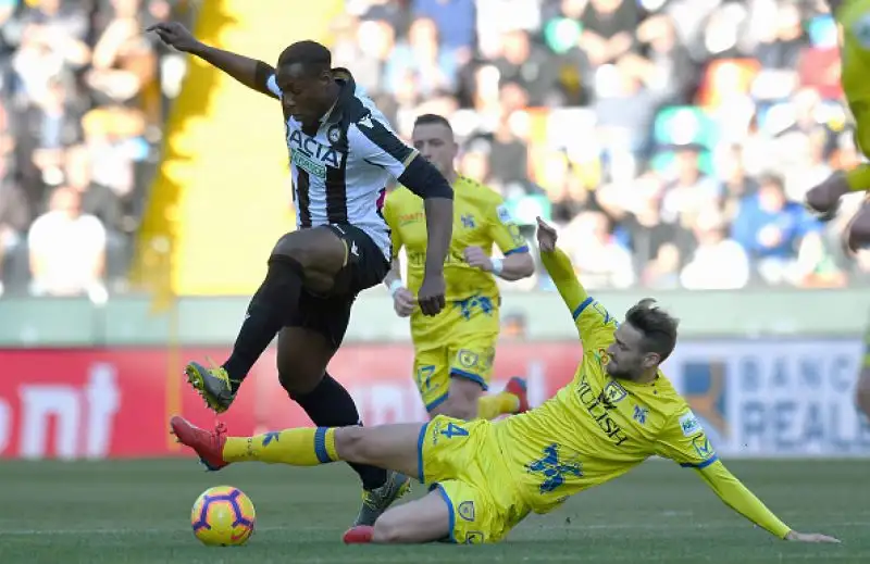 I friulani piegano nel finale con Teodorczyk il Chievo e si portano a 22 punti, tornando alla vittoria dopo quattro partite.