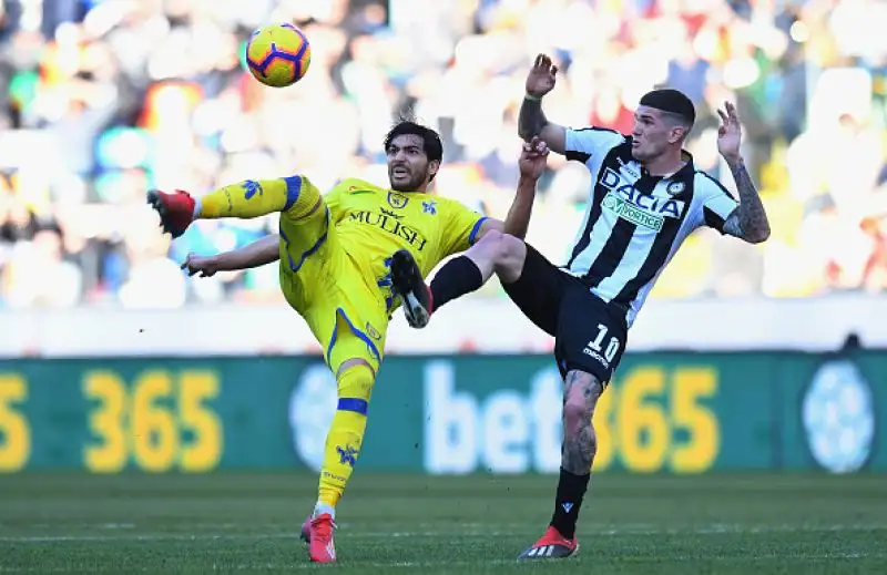I friulani piegano nel finale con Teodorczyk il Chievo e si portano a 22 punti, tornando alla vittoria dopo quattro partite.