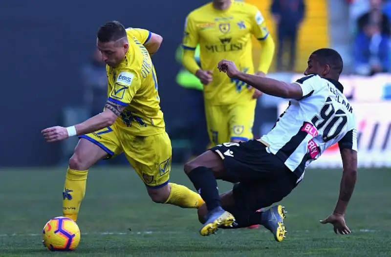 I friulani piegano nel finale con Teodorczyk il Chievo e si portano a 22 punti, tornando alla vittoria dopo quattro partite.