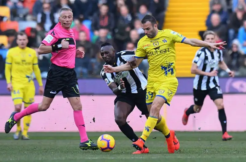 I friulani piegano nel finale con Teodorczyk il Chievo e si portano a 22 punti, tornando alla vittoria dopo quattro partite.