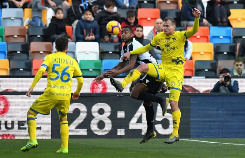 I friulani piegano nel finale con Teodorczyk il Chievo e si portano a 22 punti, tornando alla vittoria dopo quattro partite.