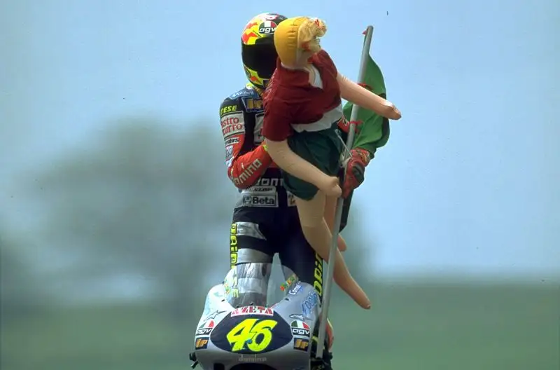 Uno dei primi originali festeggiamenti post vittoria.