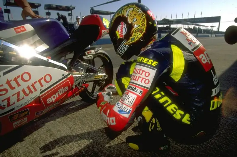 L'ormai celebre posa di Rossi nel pre gara.
