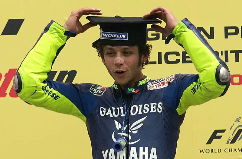 Valentino Rossi ha portato nel Motomondiale un nuovo modo di festeggiare le sue vittorie.