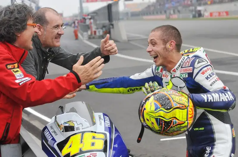 Valentino esulta con Paolo Simoncelli.