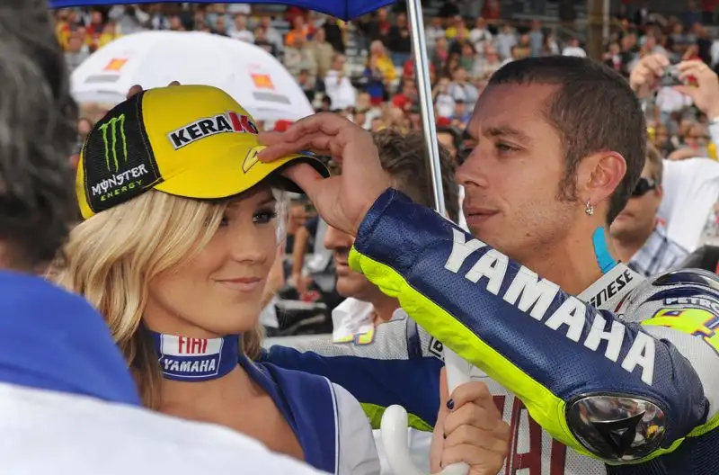 Valentino Rossi è cresciuto a Tavullia, località della provincia di Pesaro e Urbino confinante con la Romagna.