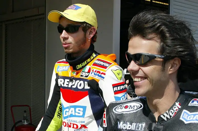 Valentino con l'amico Capirossi.