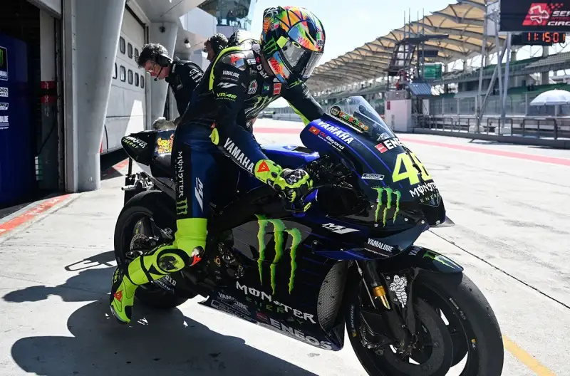 I primi riscontri crnometrici hanno visto nelle prime dieci posizioni anche tre piloti italiani. Petrucci, su Ducati, davanti a Rossi e al suo compagno di squadra Dovizioso.
