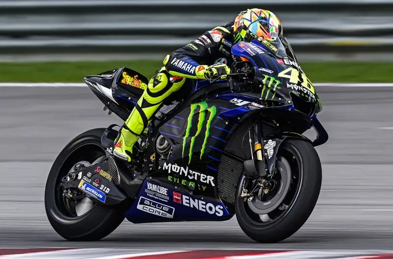 I primi riscontri crnometrici hanno visto nelle prime dieci posizioni anche tre piloti italiani. Petrucci, su Ducati, davanti a Rossi e al suo compagno di squadra Dovizioso.