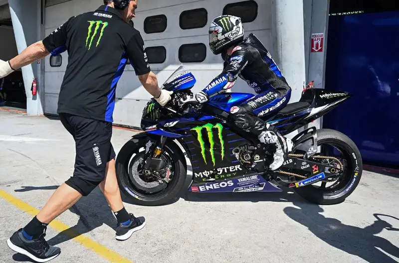 I primi riscontri crnometrici hanno visto nelle prime dieci posizioni anche tre piloti italiani. Petrucci, su Ducati, davanti a Rossi e al suo compagno di squadra Dovizioso.