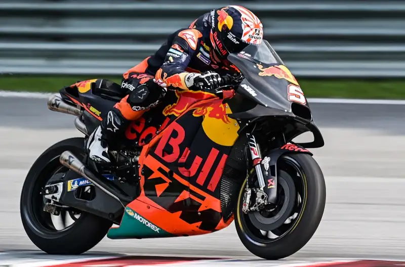 I primi riscontri crnometrici hanno visto nelle prime dieci posizioni anche tre piloti italiani. Petrucci, su Ducati, davanti a Rossi e al suo compagno di squadra Dovizioso.