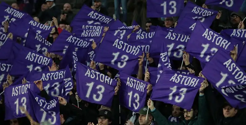Commosso ricordo di Astori, poi i neroblu si impongono 3-1 in rimonta grazie a Ilicic e Gomez: Viola ridimensionati nella corsa all'Europa.