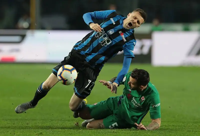 Commosso ricordo di Astori, poi i neroblu si impongono 3-1 in rimonta grazie a Ilicic e Gomez: Viola ridimensionati nella corsa all'Europa.