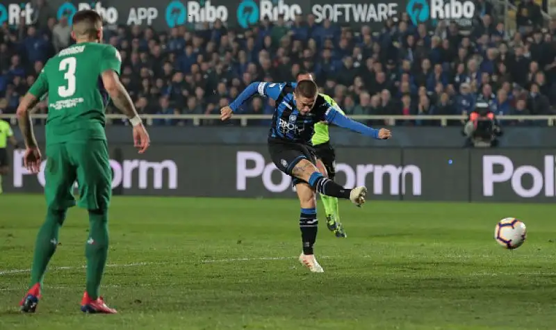 Commosso ricordo di Astori, poi i neroblu si impongono 3-1 in rimonta grazie a Ilicic e Gomez: Viola ridimensionati nella corsa all'Europa.