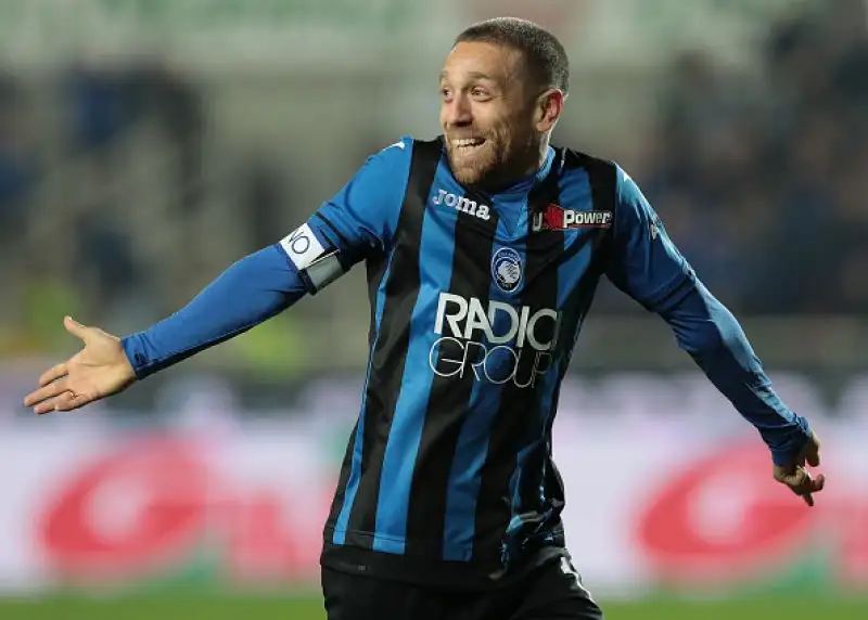 Commosso ricordo di Astori, poi i neroblu si impongono 3-1 in rimonta grazie a Ilicic e Gomez: Viola ridimensionati nella corsa all'Europa.