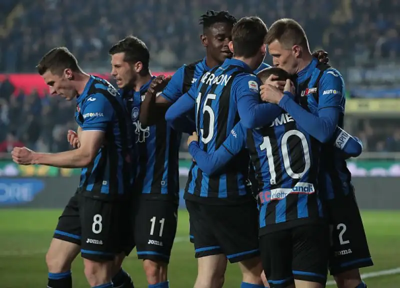 Commosso ricordo di Astori, poi i neroblu si impongono 3-1 in rimonta grazie a Ilicic e Gomez: Viola ridimensionati nella corsa all'Europa.