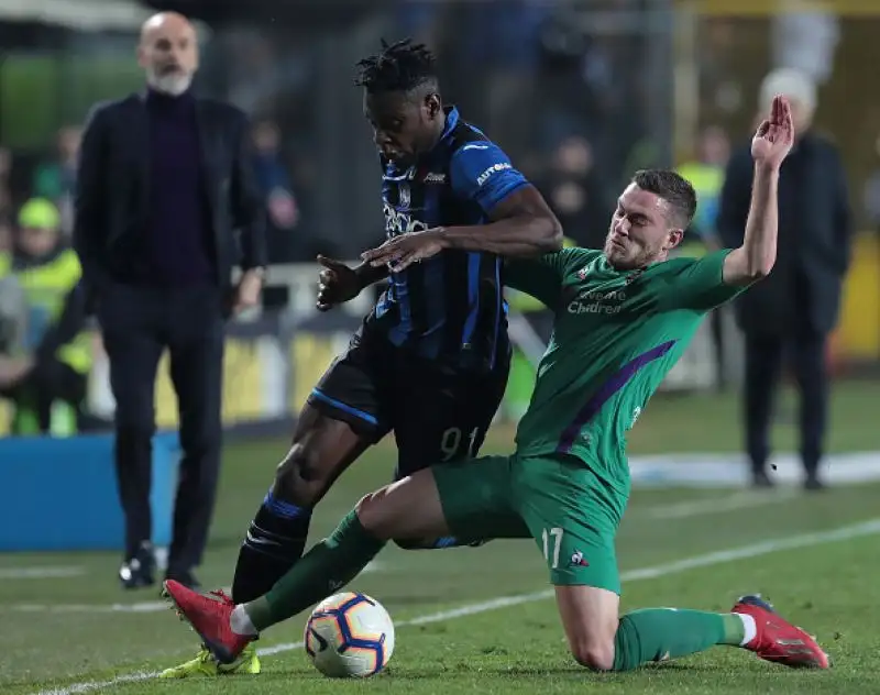 Commosso ricordo di Astori, poi i neroblu si impongono 3-1 in rimonta grazie a Ilicic e Gomez: Viola ridimensionati nella corsa all'Europa.