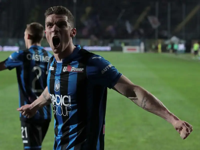 Commosso ricordo di Astori, poi i neroblu si impongono 3-1 in rimonta grazie a Ilicic e Gomez: Viola ridimensionati nella corsa all'Europa.