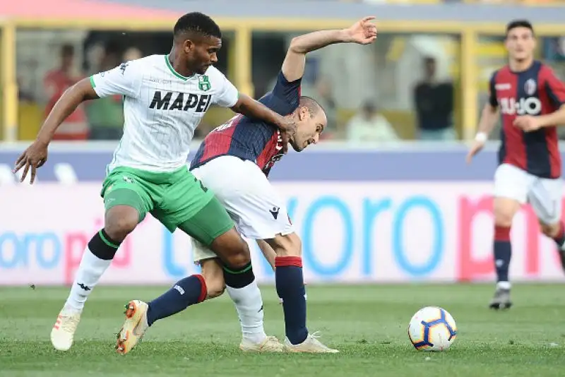 Un gol di Destro all'ultimo respiro vale i tre punti dopo il primo vantaggio felsineo di Pulgar e il pareggio di Boga.