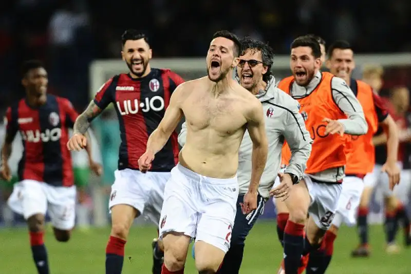 Un gol di Destro all'ultimo respiro vale i tre punti dopo il primo vantaggio felsineo di Pulgar e il pareggio di Boga.