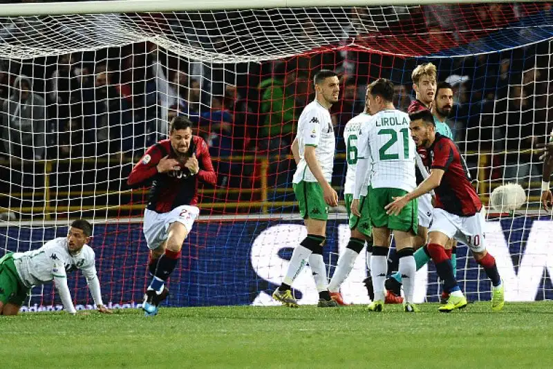 Un gol di Destro all'ultimo respiro vale i tre punti dopo il primo vantaggio felsineo di Pulgar e il pareggio di Boga.