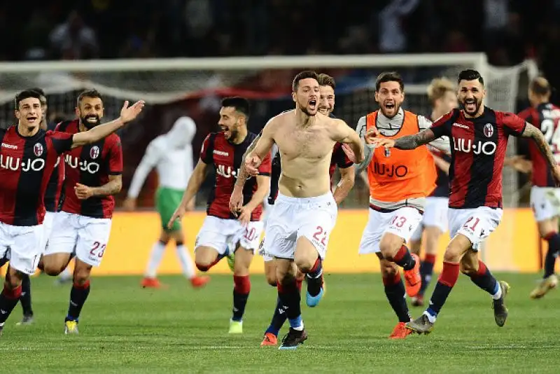 Un gol di Destro all'ultimo respiro vale i tre punti dopo il primo vantaggio felsineo di Pulgar e il pareggio di Boga.