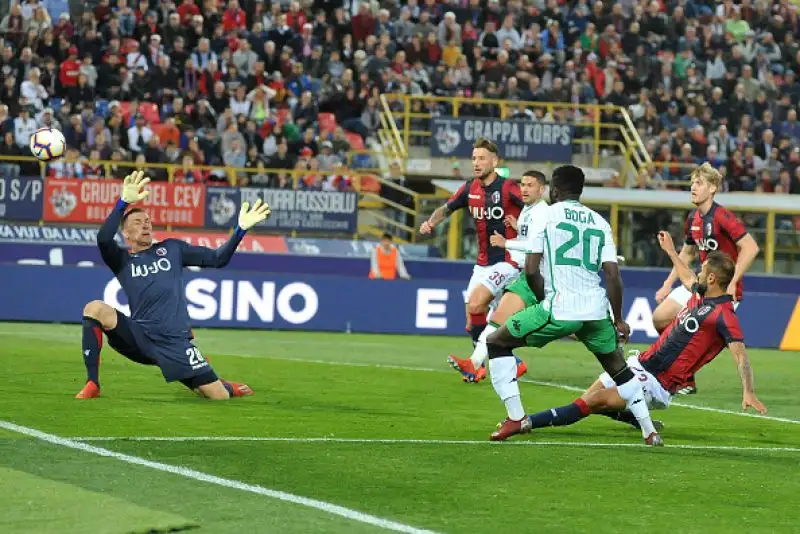 Un gol di Destro all'ultimo respiro vale i tre punti dopo il primo vantaggio felsineo di Pulgar e il pareggio di Boga.