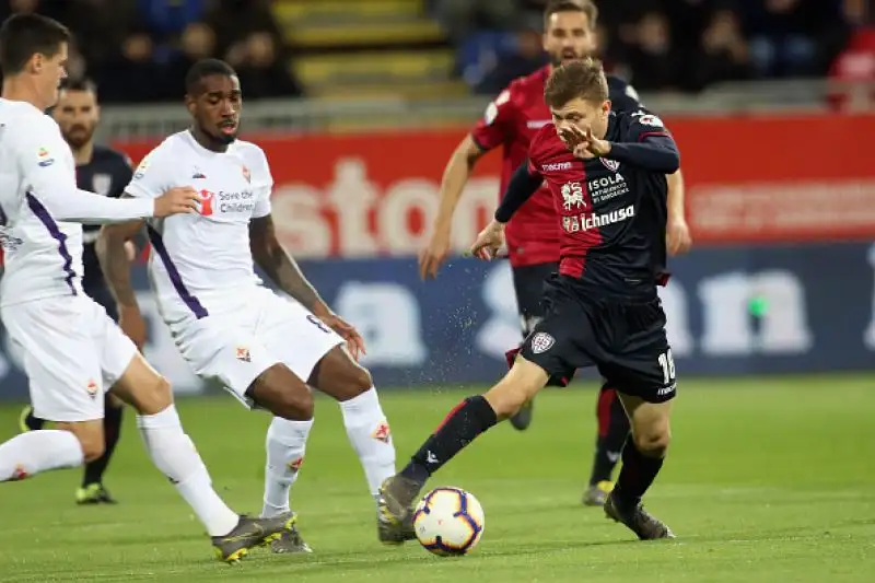 Joao Pedro e Ceppitelli stendono una viola che si sveglia troppo tardi.
