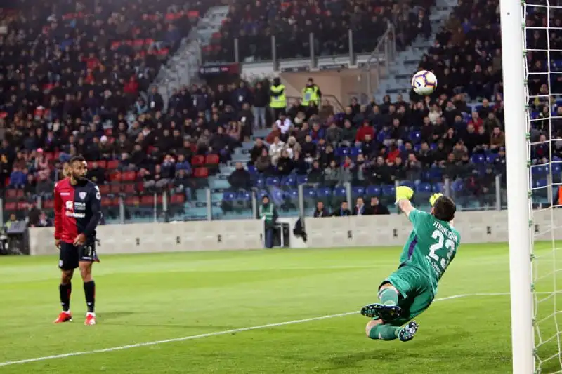 Joao Pedro e Ceppitelli stendono una viola che si sveglia troppo tardi.