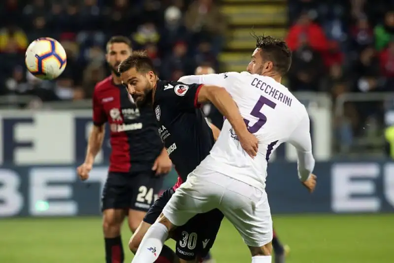 Joao Pedro e Ceppitelli stendono una viola che si sveglia troppo tardi.