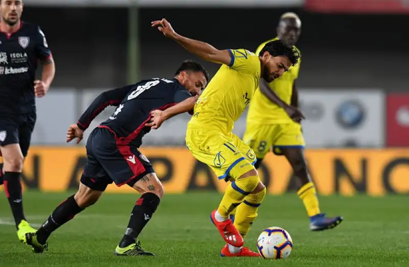 Per i sardi, che salgono a +9 dalla zona retrocessione, in gol Pisacane, Joao Pedro e Ionita.