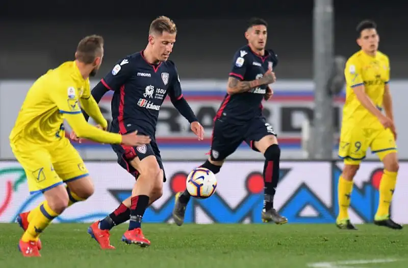 Per i sardi, che salgono a +9 dalla zona retrocessione, in gol Pisacane, Joao Pedro e Ionita.