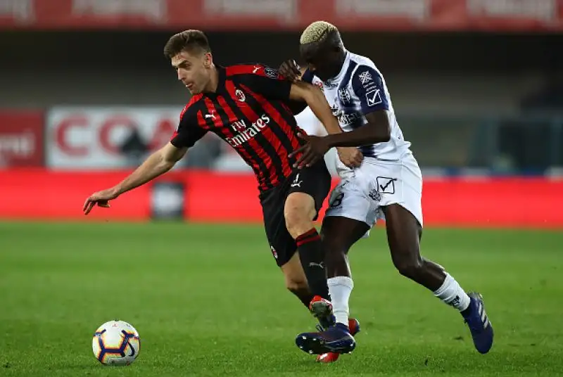 Una punizione capolavoro di Biglia ha portato in vantaggio i rossoneri raggiunti da un colpo di testa di Hetemaj. Nella ripresa stoccata decisiva di Piatek dopo un'azione insistita del Milan.
