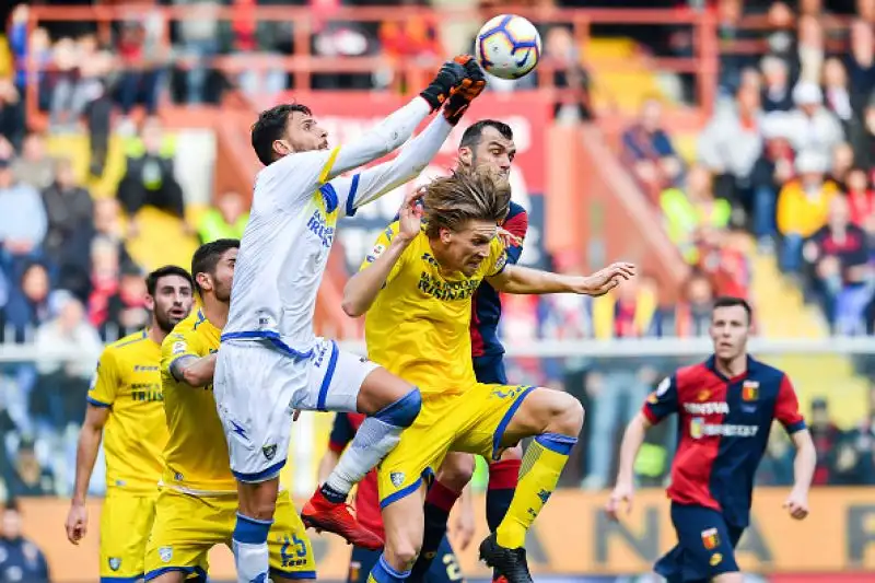 Il Genoa non va oltre lo 0-0 in casa contro un Frosinone in 10 per un'ora dopo l'espulsione di Cassata