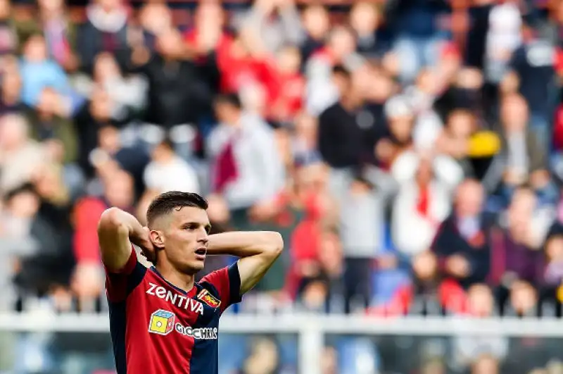 Il Genoa non va oltre lo 0-0 in casa contro un Frosinone in 10 per un'ora dopo l'espulsione di Cassata
