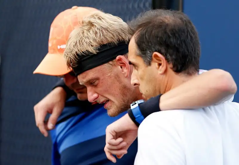 A Miami il giovane tennista spagnolo è crollato a terra per i crampi.