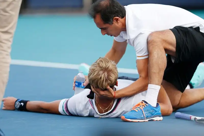A Miami il giovane tennista spagnolo è crollato a terra per i crampi.