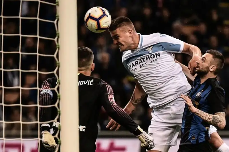 La squadra di Simone Inzaghi è passata in vantaggio nel primo tempo con Milinkocis-Savic ed ha poi contenuto la veemente reazione dei nerazzuri.
