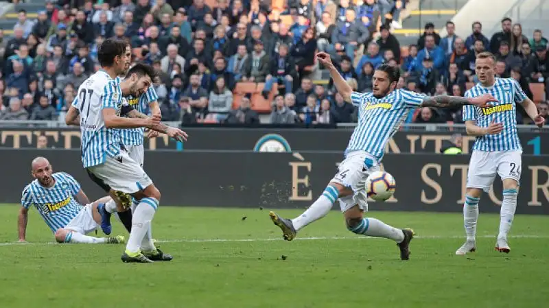 Politano e Gagliaridni regalano la vittoria a Spalletti dopo un primo tempo in cui la Spal era riuscita a contenere gli attacchi dei milanesi.