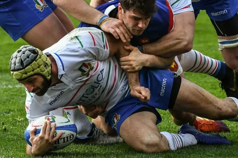 Nel quinto e ultimo turno del Guinness 6 Nazioni 2019 la Francia batte l’Italia 25-14 allo stadio Olimpico di Roma. Quinta sconfitta su cinque partite in questa edizione per gli Azzurri.