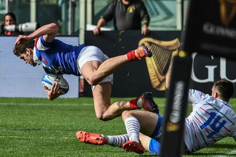 Nel quinto e ultimo turno del Guinness 6 Nazioni 2019 la Francia batte l’Italia 25-14 allo stadio Olimpico di Roma. Quinta sconfitta su cinque partite in questa edizione per gli Azzurri.