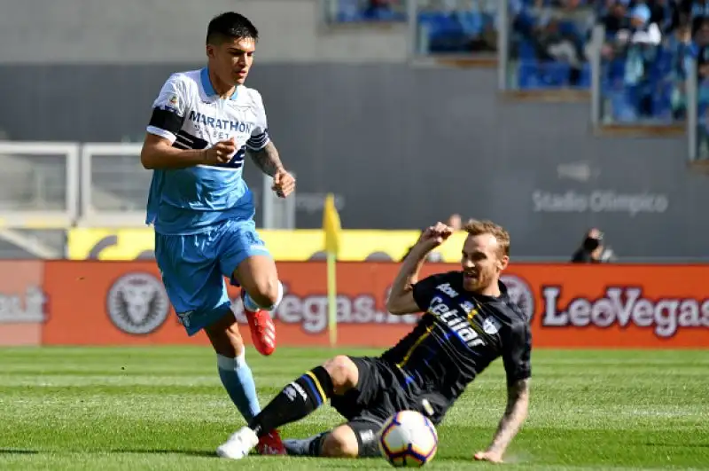 I biancocelesti vanno a segno nel primo tempo con la doppietta di Luis Alberto, Lulic e Marusic, gol crociato nella ripresa ad opera di Sprocati.
