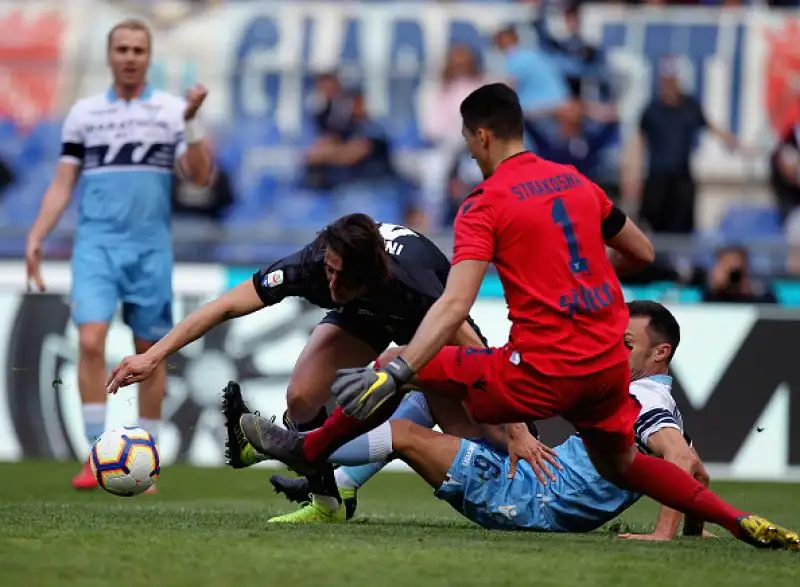 I biancocelesti vanno a segno nel primo tempo con la doppietta di Luis Alberto, Lulic e Marusic, gol crociato nella ripresa ad opera di Sprocati.