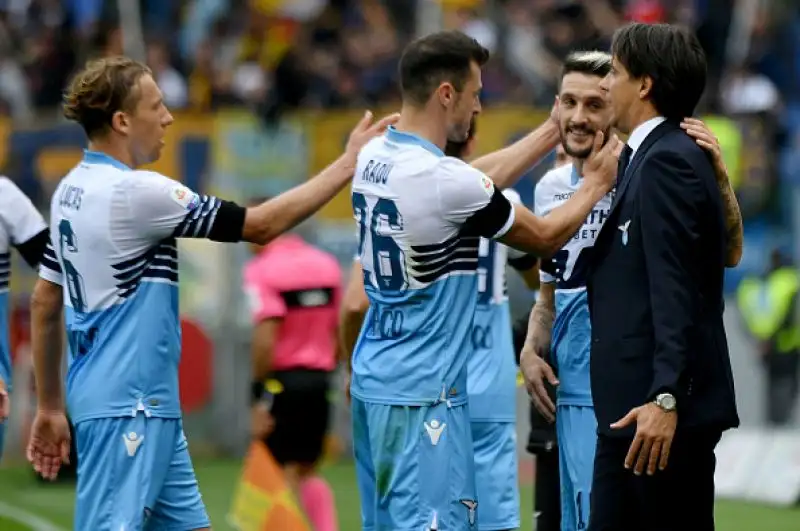 I biancocelesti vanno a segno nel primo tempo con la doppietta di Luis Alberto, Lulic e Marusic, gol crociato nella ripresa ad opera di Sprocati.