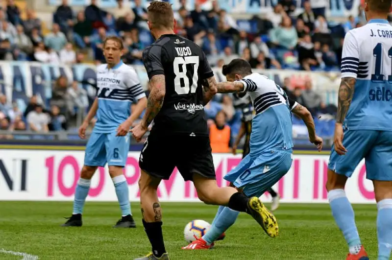 I biancocelesti vanno a segno nel primo tempo con la doppietta di Luis Alberto, Lulic e Marusic, gol crociato nella ripresa ad opera di Sprocati.